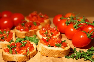 Bruschetta mit Tomaten und Rucola
